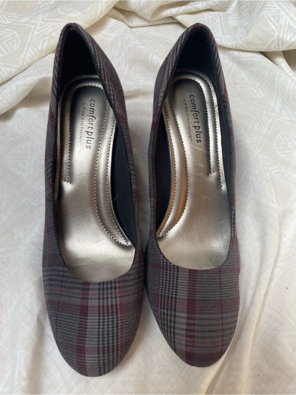 comfort plus by Predictions Gray and Burgundy Plaid 3” Heel Pumps